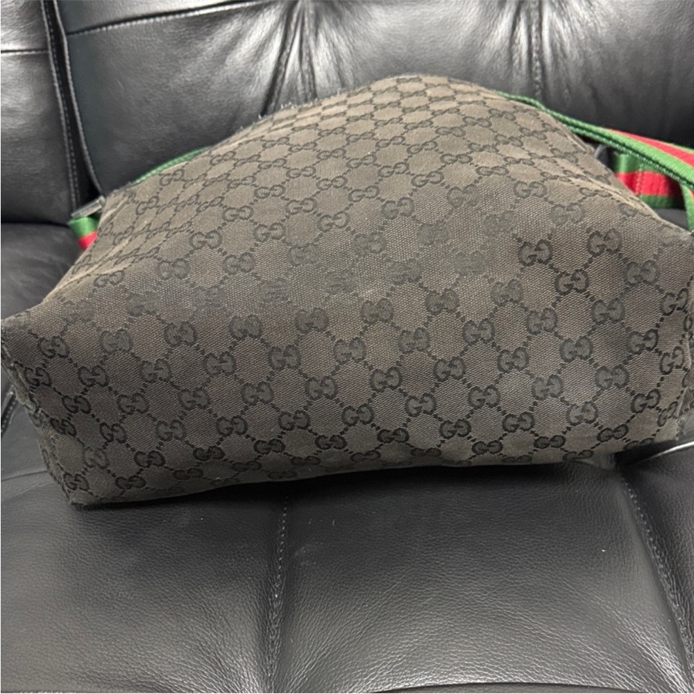 Gucci Sherry Line Black Messenger Bag with Iconic Green and Red Adjustable Strap - Picture 6 of 16